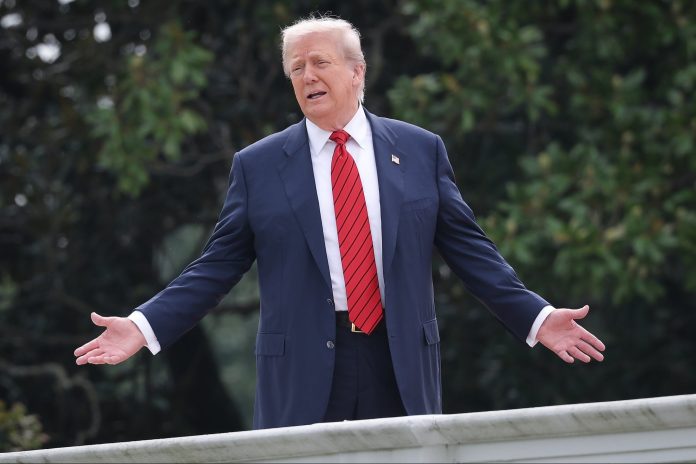 president-donald-trump,-apple-to-announce-$100-billion-investment-in-us.