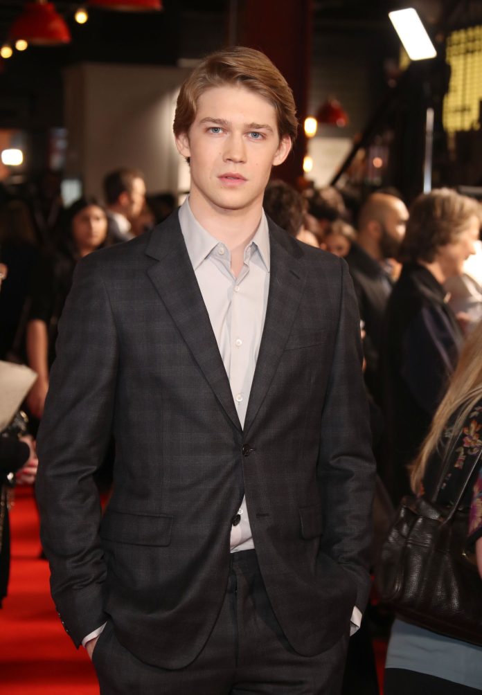 how-does-joe-alwyn-feel-about-taylor-swift-and-travis-kelce’s-engagement?-an-insider-has-the-scoop